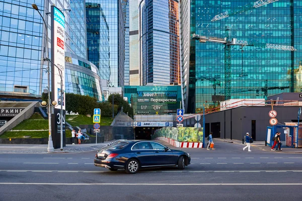 Moskova, Rusya - 12 Eylül 2019: Moskova Şehir İş Merkezi. Alışveriş merkezinin otoparkına giriş. Presnenskaya setinin kavşağında bir araba var..