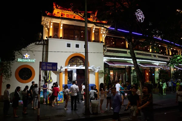 フーコック島 ベトナム 2019年4月6日 ストリート取引で始まる島の通り 観光客 ナイトクラブ レストランの群衆 — ストック写真
