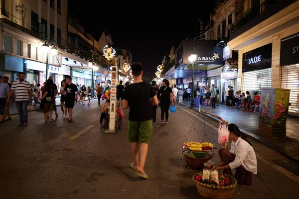 Phu Quoc Sziget Vietnam 2019 Április Éjszakai Sziget Utcái Sétáló — Stock Fotó