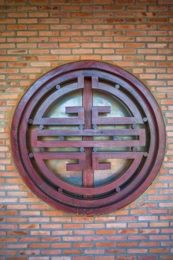 Phu Quoc Adası, Vietnam - 31 Mart 2019: tuğla duvardaki sembol. Phu Quoc Adası 'ndaki Ho Quoc Pagoda. Vietnam seyahati.