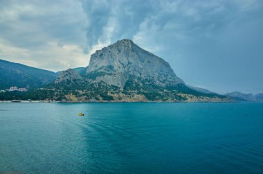 Dağ manzaralı güzel bir koy. Falcon Dağı. Karadeniz kıyısı, Novyi Svet Köyü, Kırım