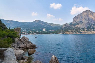 Yeni Dünya köyündeki Green Bay manzarası, kıyı kayalıkları ve ufuktaki dağ sırtı. Falcon Dağı 'nın manzarası. Karadeniz kıyısı, Sudak bölgesi, Kırım Cumhuriyeti