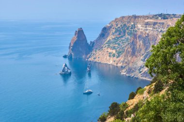 Yukarıdaki kayalıkların tepesinden Sea Bay 'e. Karadeniz 'deki doğa rezervi. Cape Fiolent, Kırım Yarımadası