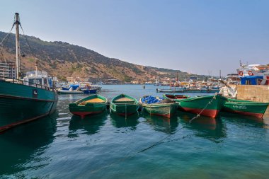 Balaklava, Kırım Cumhuriyeti - 2 Ağustos 2016: Karadeniz 'de kayalık dağlarla çevrili bir körfez. Bağlı tekneler.