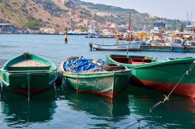 Balaklava, Kırım Cumhuriyeti - 2 Ağustos 2016: Karadeniz 'de kayalık dağlarla çevrili bir körfez. Rıhtımda tekneler ve yatlar.