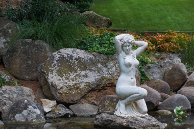 Yunan mitolojisinden beyaz mermer heykel. Partenit 'teki Aivazovsky peyzaj parkında (Park Paradise) güzel bir kadın. ALUSHTA - 4 AĞUSTOS 2016