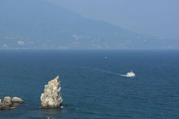 Panoramisch Uitzicht Zwarte Zeekust Wit Schip Het Turquoise Water Van — Stockfoto