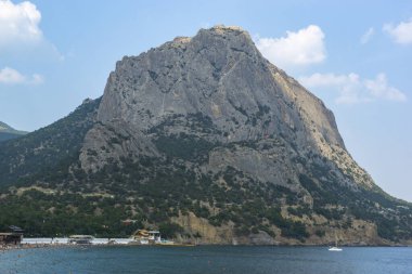 Sudak - 29 Temmuz 2016: Sokol Dağı, plajlı gezinti alanı. Karadeniz kıyısında..
