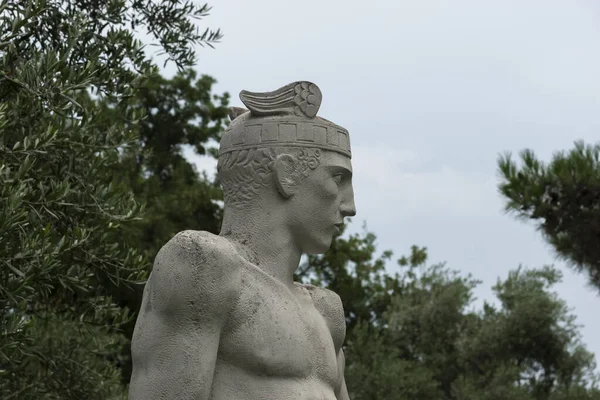 Fragment Van Een Marmeren Standbeeld Van Perseus Het Landschapspark Van — Stockfoto