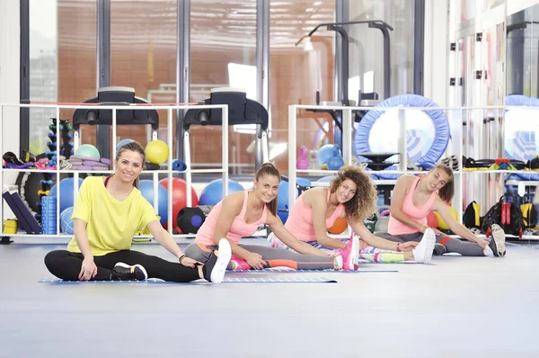Groep van mooie jonge vrouwen trainen in de sportschool — Stockfoto