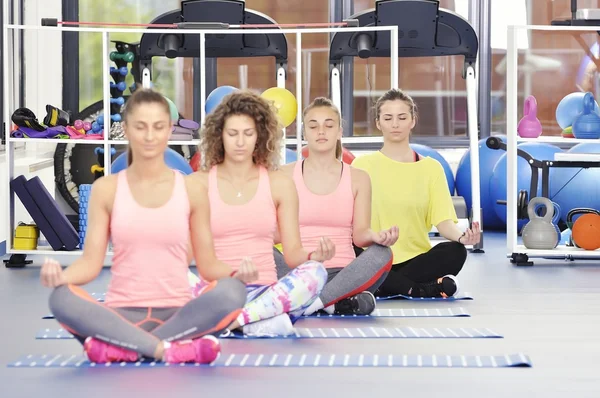 Grupo de hermosas mujeres jóvenes haciendo ejercicio en el gimnasio — Foto de Stock