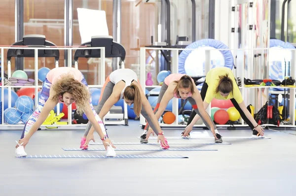Група красивих молодих жінок, що працюють у спортзалі — стокове фото