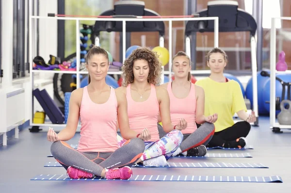 Group of beautiful young women working out at the gym — Stock Photo, Image