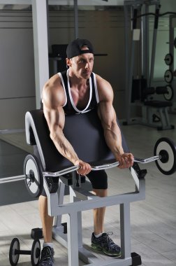 Pazı egzersiz halter ile yapan yakışıklı güçlü atletik erkek. Mükemmel kaslı güçlü vücut geliştirmeci.