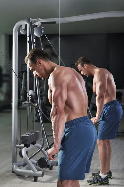 Stilig kraftfulla atletisk man gör triceps träning. Stark bodybuilder med perfekt muskler. — Stockfoto