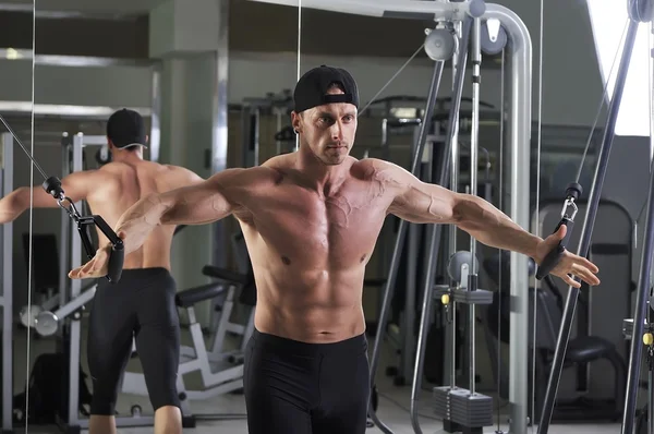 ハンサムな強力な運動男はケーブル クロス オーバー運動を行います。完璧な abs 樹脂、胸と腕に強力なボディービルダー. — ストック写真