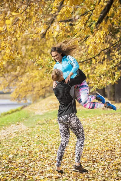 Прекрасная молодая пара наслаждается вместе в парке. Осенняя среда . — стоковое фото