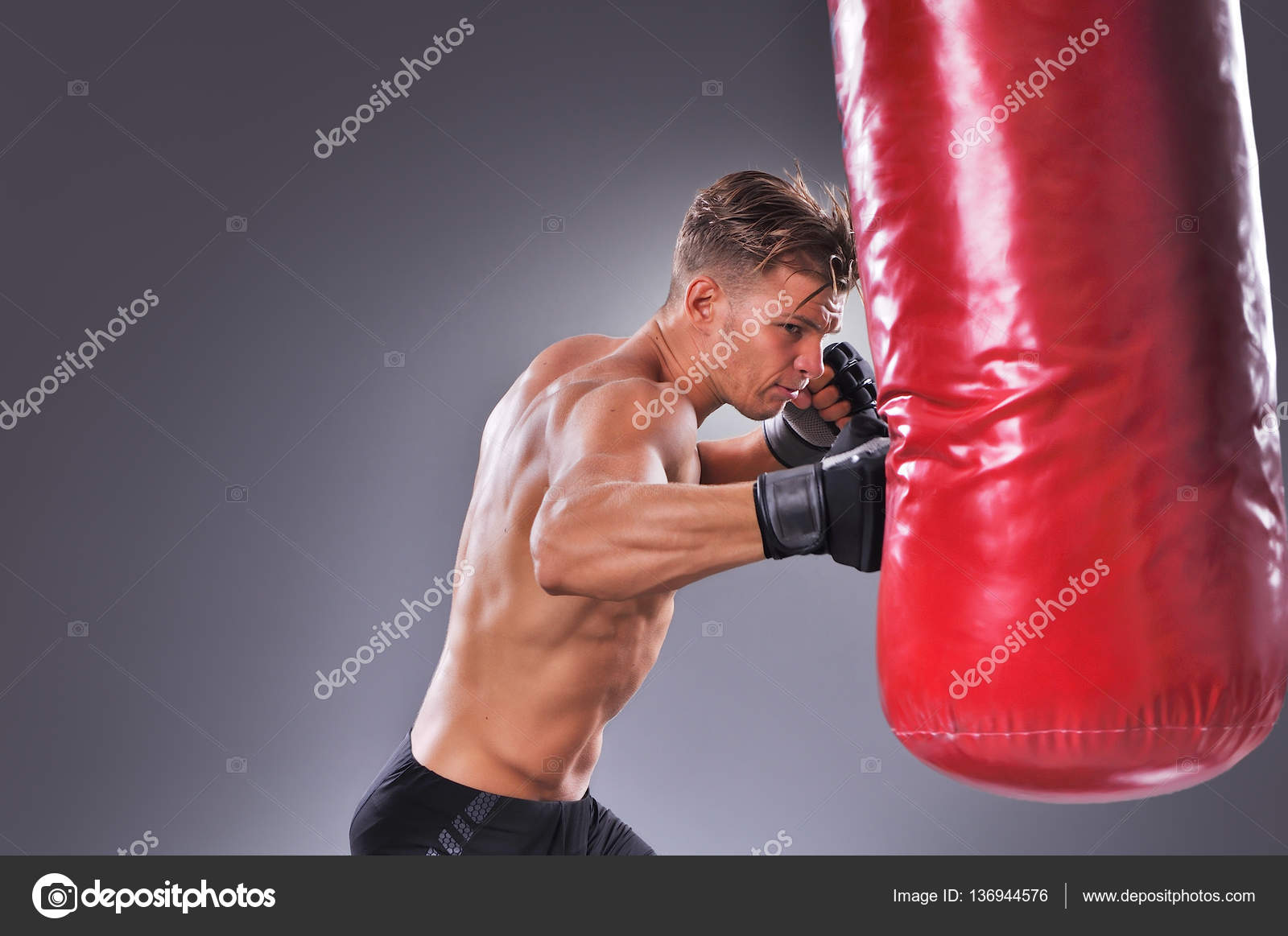 Женщины в тренажерном зале фото. Боксер тренируется. Удар по груше. Бокс груша тренировка. Человек который занимается боксом.