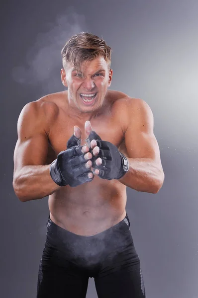 Muscular Fighter Claps with Dusty Gloves for Fight and Motivate Himself. Boxeo sobre fondo gris. El concepto de un estilo de vida saludable — Foto de Stock