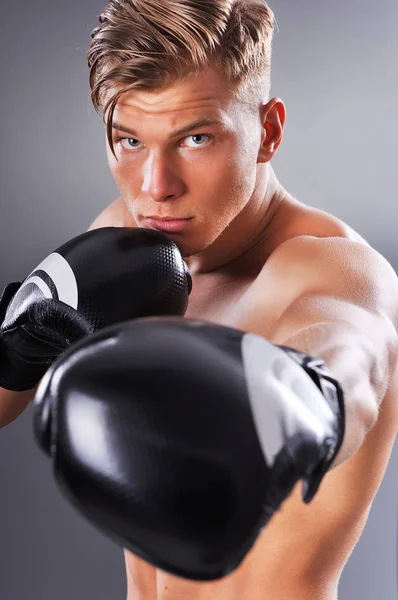 Portrét pohledný svalnatý bojovník cvičit. Koncept zdravého životního stylu — Stock fotografie