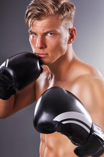 Porträt eines gut aussehenden, muskulösen Kämpfers beim Training. Konzept eines gesunden Lebensstils — Stockfoto