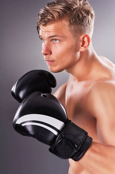 Retrato de Bonito Muscular Fighter Praticar. Conceito de estilo de vida saudável — Fotografia de Stock