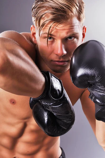 Portrét pohledný svalnatý bojovník cvičit. Koncept zdravého životního stylu — Stock fotografie