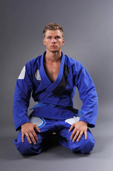 Porträtt av stilig muskulös Jiu Jitsu Fighter poserar. Begreppet hälsosam livsstil — Stockfoto