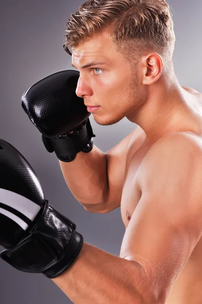 练习的英俊肌肉战斗机的画像。健康的生活方式的概念 — 图库照片