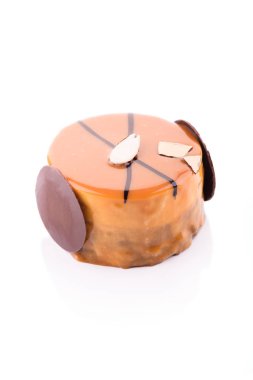 Badem ve portakal üzerinde giyinme ile lezzetli çikolatalı pasta beyaz zemin üzerine.