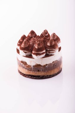 Tatlı ve lezzetli çikolatalı pasta beyaz zemin üzerine.