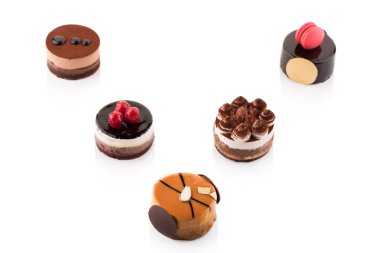 Tatlı ve lezzetli çikolatalı kek beyaz zemin üzerine.