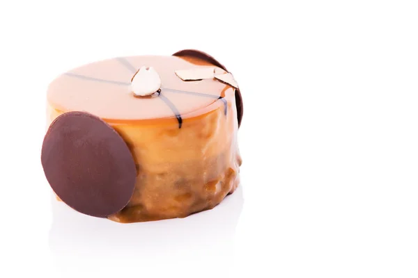 Gâteau au chocolat savoureux avec vinaigrette aux amandes et orange sur le fond blanc . — Photo