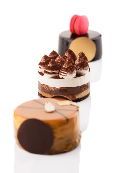 Édes és finom csokoládés sütemények, a fehér háttér. — Stock Fotó