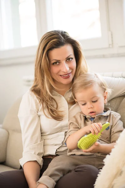 Retrato de la hermosa madre y el pequeño hijo sentado en su regazo. Valores familiares . —  Fotos de Stock