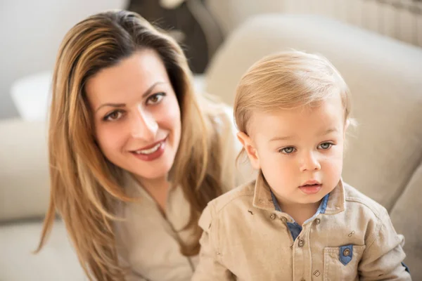 Retrato de la hermosa madre y el pequeño hijo en frente. Valores familiares . — Foto de Stock