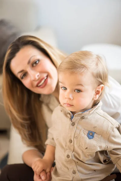 美しい母と幼い息子の前の肖像画。家族の価値観. — ストック写真