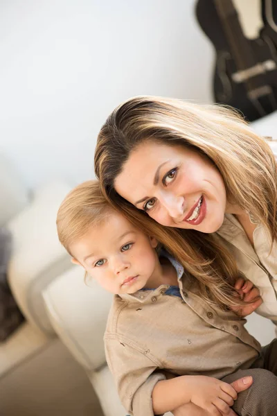 美しい母親と彼女の小さな男の子の肖像画。家族の価値観. — ストック写真