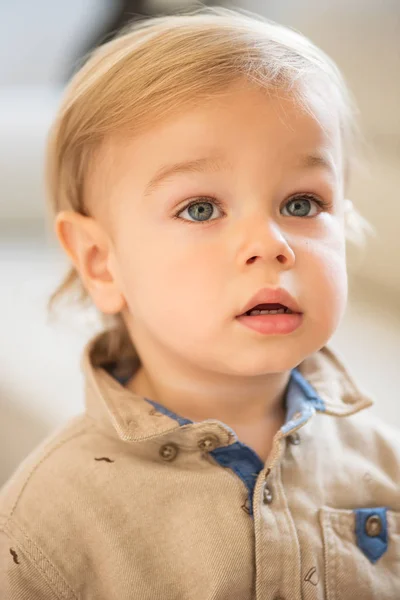 Portrait of little boy with blue eyes. Nicely dressed. — Stock Photo, Image