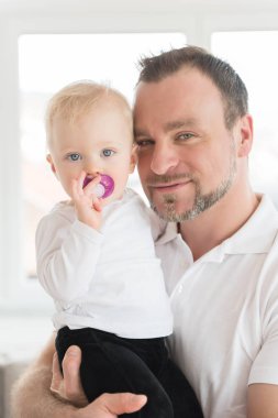 Mutlu baba ve kız portresi. Aile değerleri. Boş zaman birlikte. Emzik ağzında ile kız bebek.