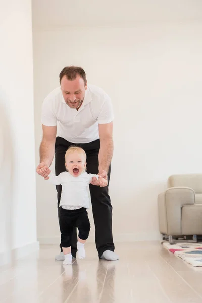 Bonne famille appréciant à la maison. Père et sa belle petite fille jouent et apprennent à marcher. Les valeurs familiales. Loisirs ensemble . — Photo