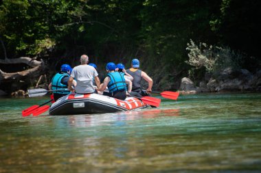 Rafting ekibi güzel güneşli bir günde nehrin aşağısına gider. Arka plan.