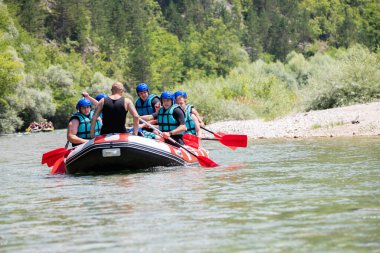 Rafting ekibi güzel güneşli bir günde nehri geçer..