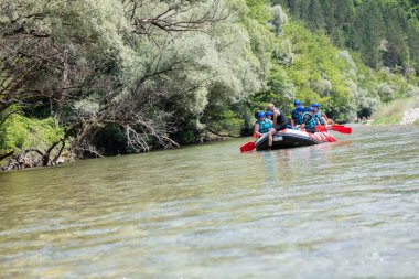 Rafting ekibi güzel güneşli bir günde nehri geçer..