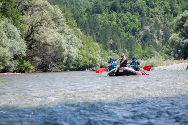 Rafting ekibi güzel güneşli bir günde nehri geçer..