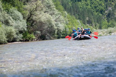 Rafting ekibi güzel güneşli bir günde nehri geçer..