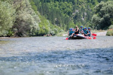 Rafting ekibi güzel güneşli bir günde nehri geçer..