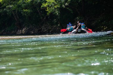 Rafting ekibi güzel güneşli bir günde nehri geçer..