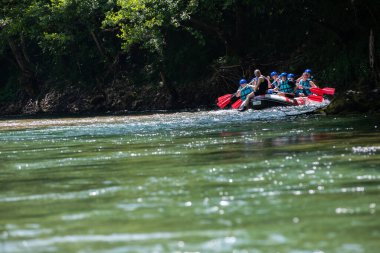 Rafting ekibi güzel güneşli bir günde nehri geçer..