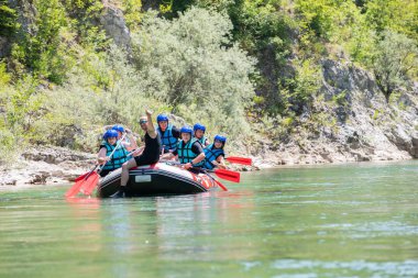 Rafting ekibi güzel güneşli bir günde nehri geçer..